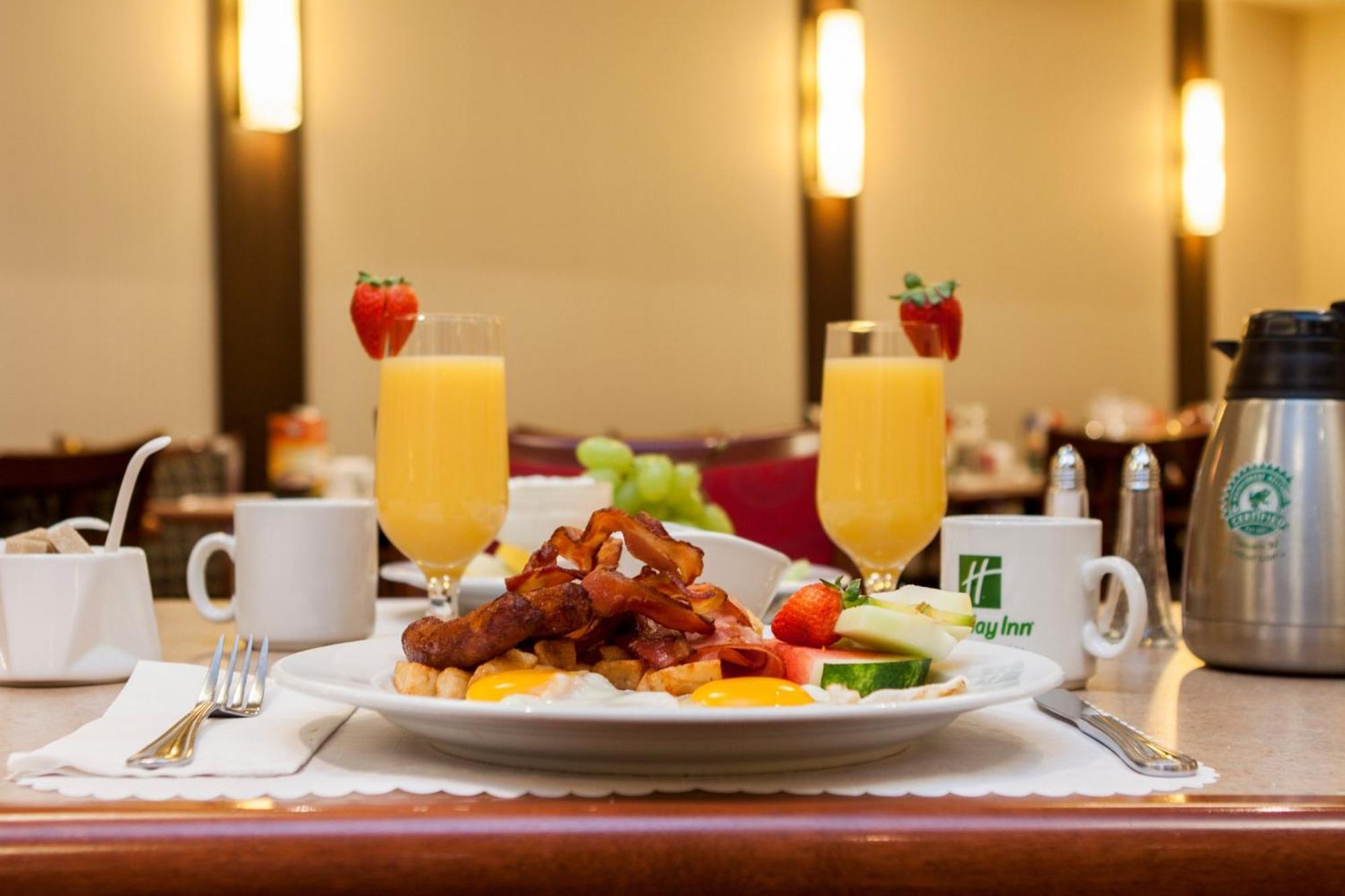 Holiday Inn Laval Montreal By Ihg Buitenkant foto