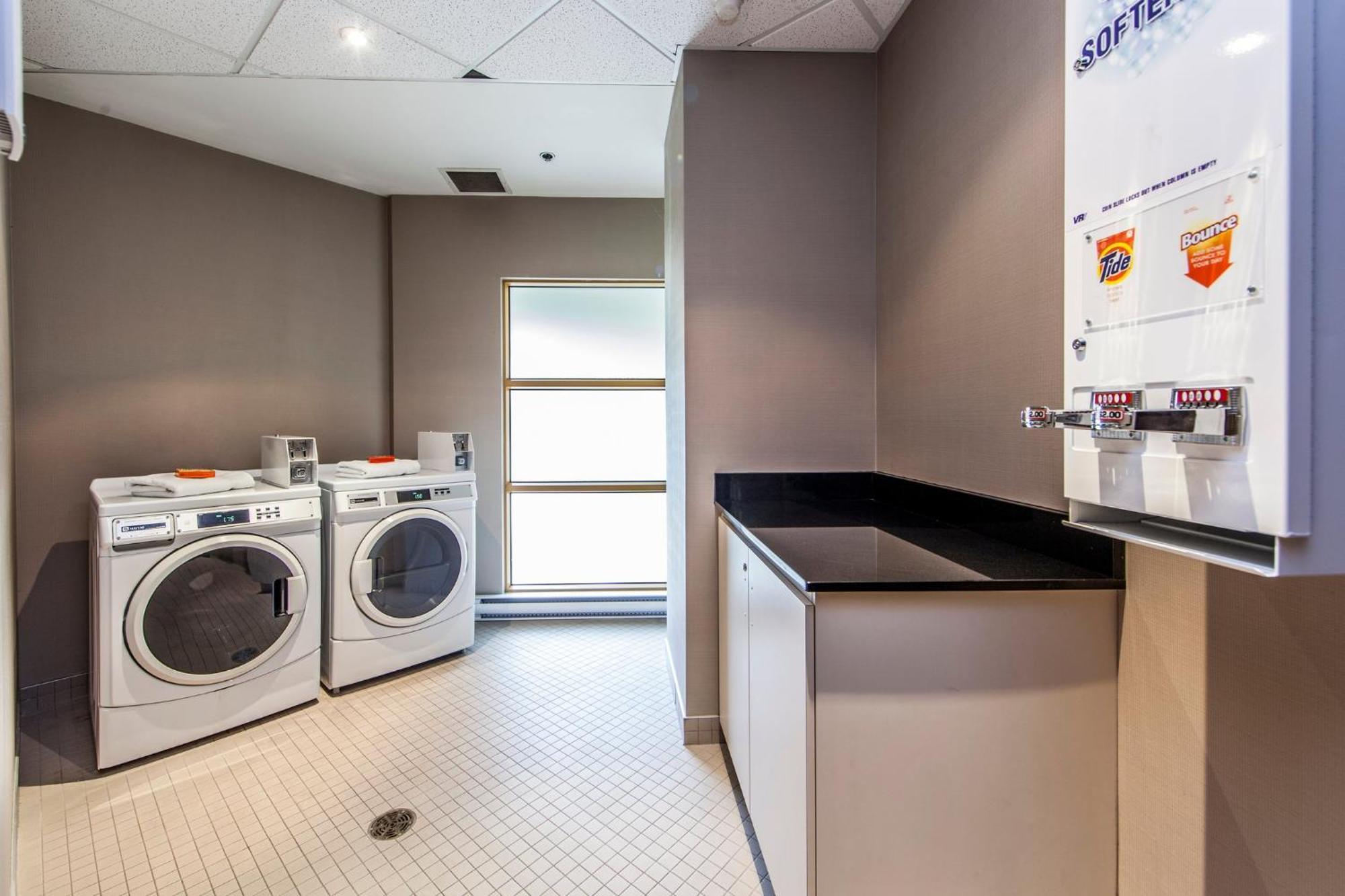Holiday Inn Laval Montreal By Ihg Buitenkant foto