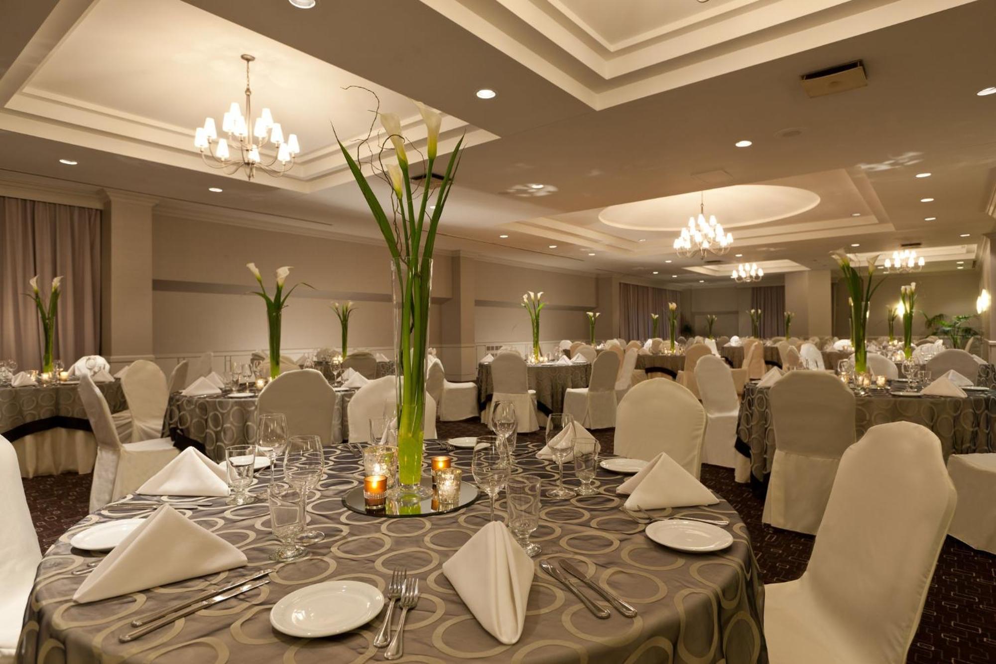 Holiday Inn Laval Montreal By Ihg Buitenkant foto